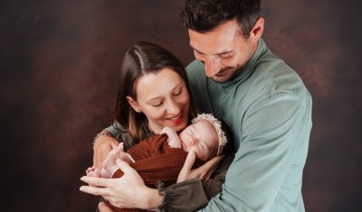 Shooting photo nouveau né avec enmmaillotage et photos de famille en studio à Besançon