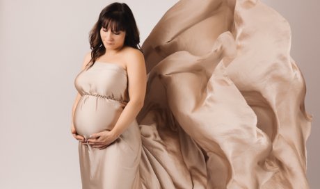Photographe pour shooting grossesse glamour en studio à Besançon