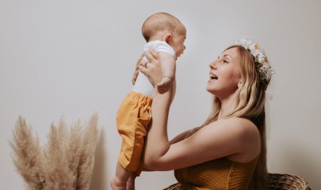 Photographe professionnelle shooting bébé en famille à Besançon