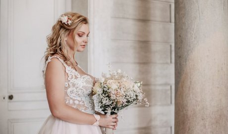 Photographe professionnelle shooting mariage au château de Moncley près de Besançon