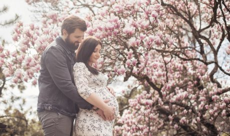 Photographe professionnelle shooting grossesse fleuri à Besançon