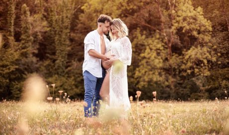 Photographe professionnelle shooting grossesse en pleine nature à Arbois