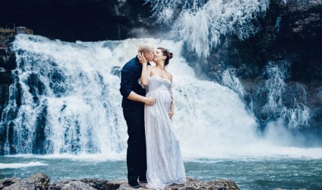 Photographe professionnelle shooting grossesse en hiver à la Source du Lison près de Besançon