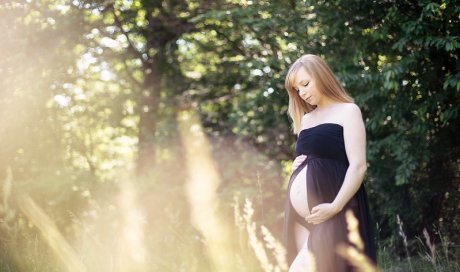 Photographe professionnelle séance grossesse en pleine nature à Besançon