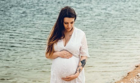 Séance photo grossesse en pleine nature en Franche-Comté avec une photographe professionnelle