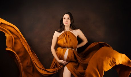 Photographe professionnelle séance photo maternité avec prêt de tenues et accessoires en studio à Besançon