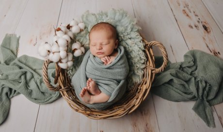 Photographe professionnelle pour séances photo grossesse et naissance en studio à Besançon