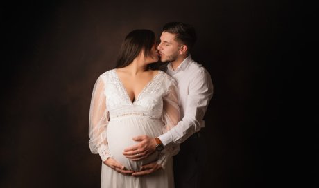Séance photo grossesse en couple en studio à Besançon