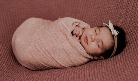 Séance photo naissance en studio à Besançon avec une photographe professionnelle