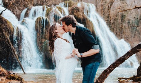 Photographe pour Shooting Grossesse en Extérieur – Cascade des Tufs à Arbois