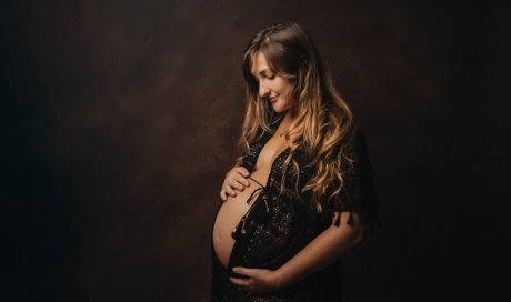 Photographe professionnelle séance photo grossesse en studio à Besançon