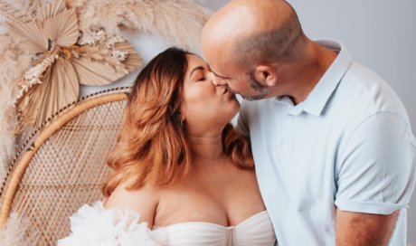 Photographe professionnelle shooting photo grossesse en couple à Besançon