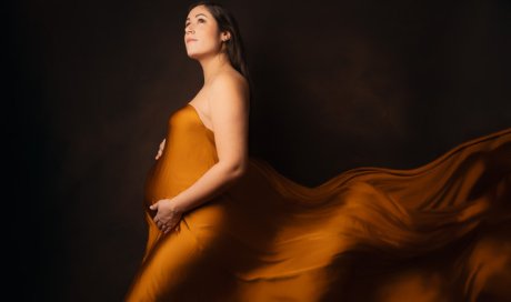 Séance photo grossesse avec prêt de tenues en studio en Franche-Comté
