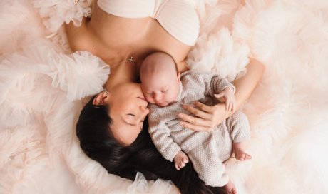 Photographe professionnelle séance photo bébé en famille à Besançon