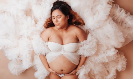 Photographe professionnelle shooting photo grossesse glamour en studio à Besançon