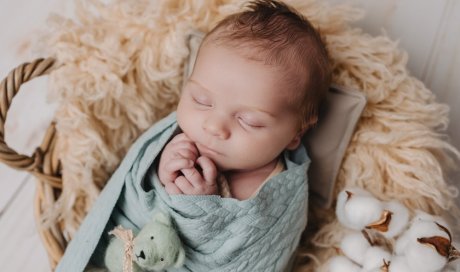 Photographe professionnelle shooting photo bébé en studio à Besançon