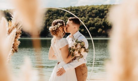 Photographe professionnelle mariage en elopement en pleine nature à Vouglans Jura