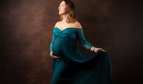 Photographe professionnelle séance photo grossesse maman seule en studio à Besançon