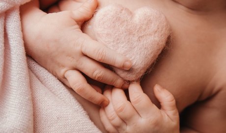 Photographe professionnelle pack shooting grossesse et naissance en studio à Besançon
