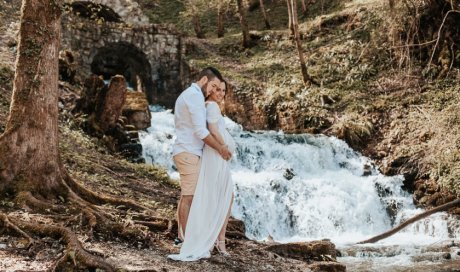 Photographe professionnelle shooting grossesse avec prêt de robes de grossesse à Besançon