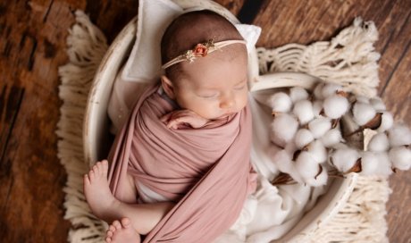 Photographe professionnelle shooting photo naissance en studio en Franche-Comté