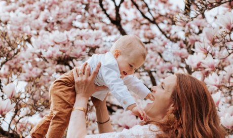 Photographe à Besançon : Shooting Maman et Bébé au Printemps
