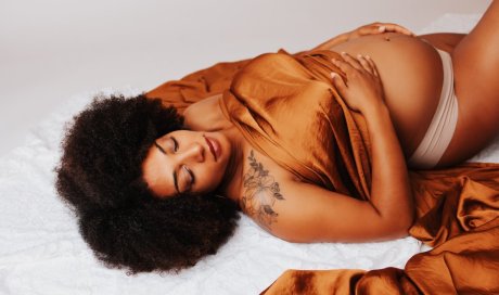 Photographe professionnelle shooting grossesse maman seule en studio à Besançon