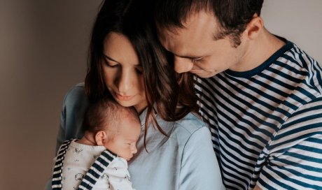 Photographe professionnelle séance photo naissance en famille à Besançon