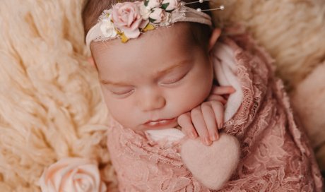 Photographe professionnelle shooting naissance fille en studio à Besançon