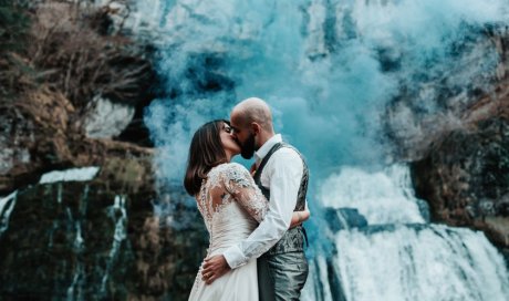 Photographe professionnelle shooting photo mariage en pleine nature en Franche-Comté