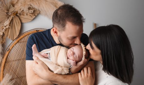 Photographe spécialisé en séance photo nouveau-né en famille à Besançon