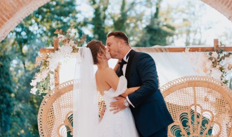 Photographe professionnelle de mariage aux Forges de Fraisans à Fraisans