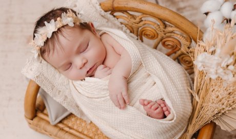 Photographe professionnelle pour shooting naissance fleuri en studio à Besançon