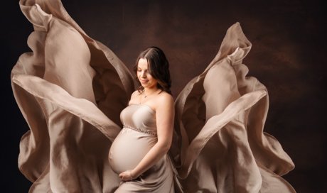 Photographe pour shooting photo grossesse avec prêt de tenues en studio à Besançon