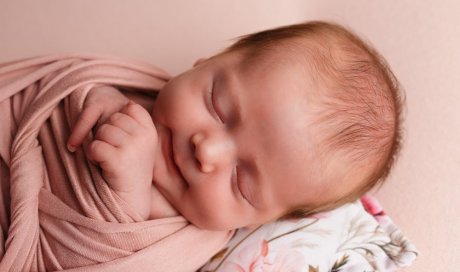 Photographe professionnelle shooting naissance avec emmaillotage à Besançon