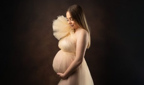 Photographe professionnelle séance photo grossesse avec prêt de robes et accessoires en studio à Besançon