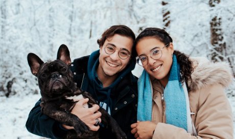 Photographe professionnelle séance photo d'un chien  et de ses maîtres à Besançon