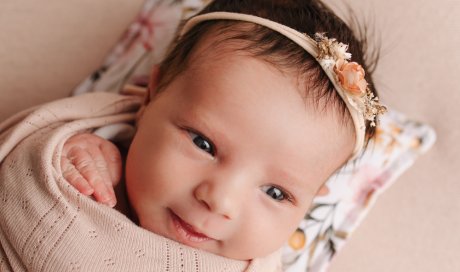 Photographe professionnelle spécialisée en shooting naissance en studio à Besançon