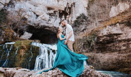Photographe pour shooting grossesse avec cascade en Franche-Comté