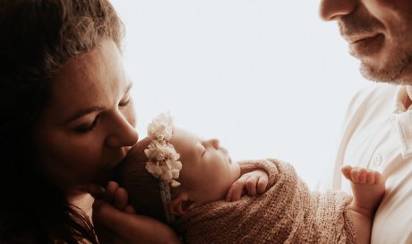 Photographe professionnelle séance photo naissance en famille en studio en Franche-Comté