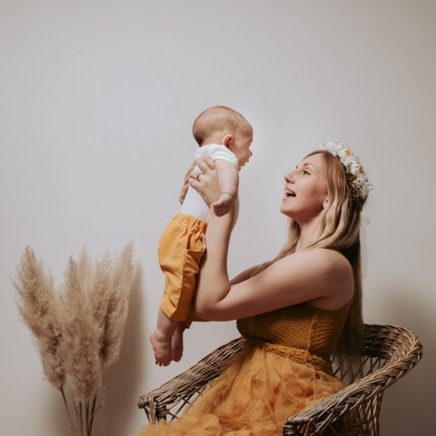 Photographe professionnelle shooting bébé en famille à Besançon