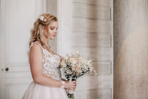 Photographe professionnelle shooting mariage au château de Moncley près de Besançon