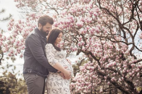 Photographe professionnelle shooting grossesse fleuri à Besançon