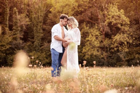 Photographe professionnelle shooting grossesse en pleine nature à Arbois