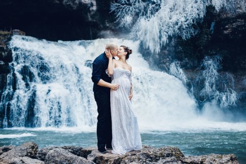 Photographe professionnelle shooting grossesse en hiver à la Source du Lison près de Besançon