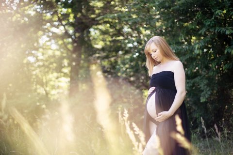 Photographe professionnelle séance grossesse en pleine nature à Besançon