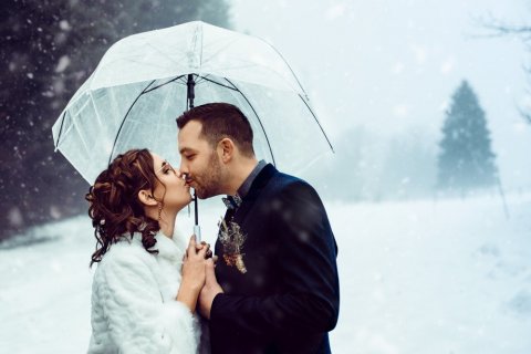 Photographe professionnelle mariage d'hiver dans le Jura