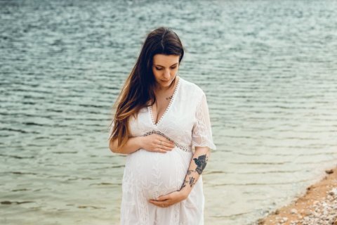 Séance photo grossesse en pleine nature en Franche-Comté avec une photographe professionnelle