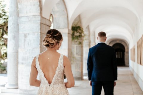 Photographe professionnelle de mariage en Franche-Comté avec découverte des mariés