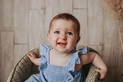 Photographe professionnelle séance photo bébé en studio à Besançon